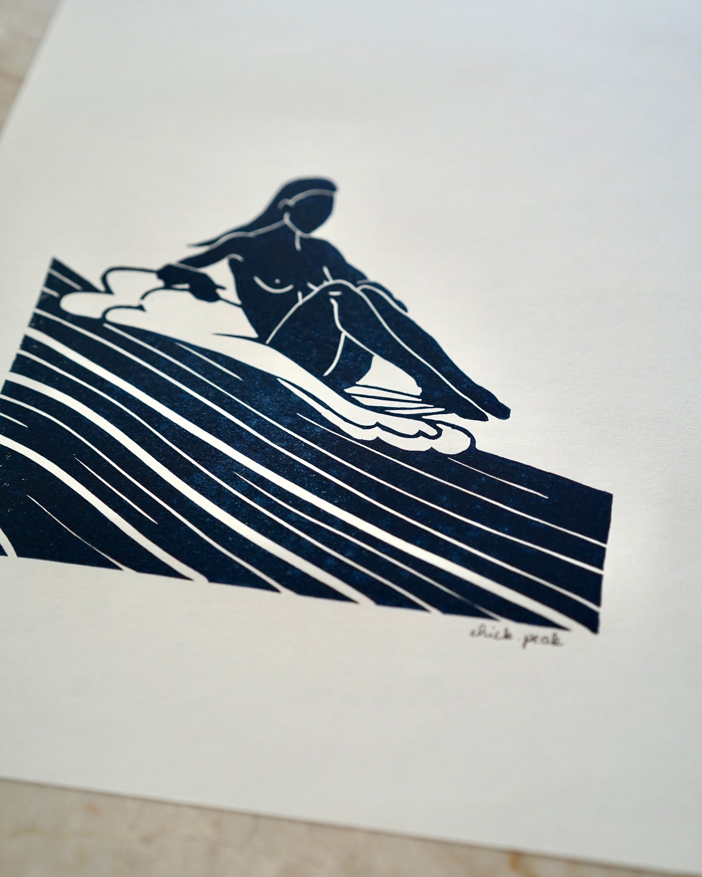 Affiche Surfeuse assise • A4 • Linogravure