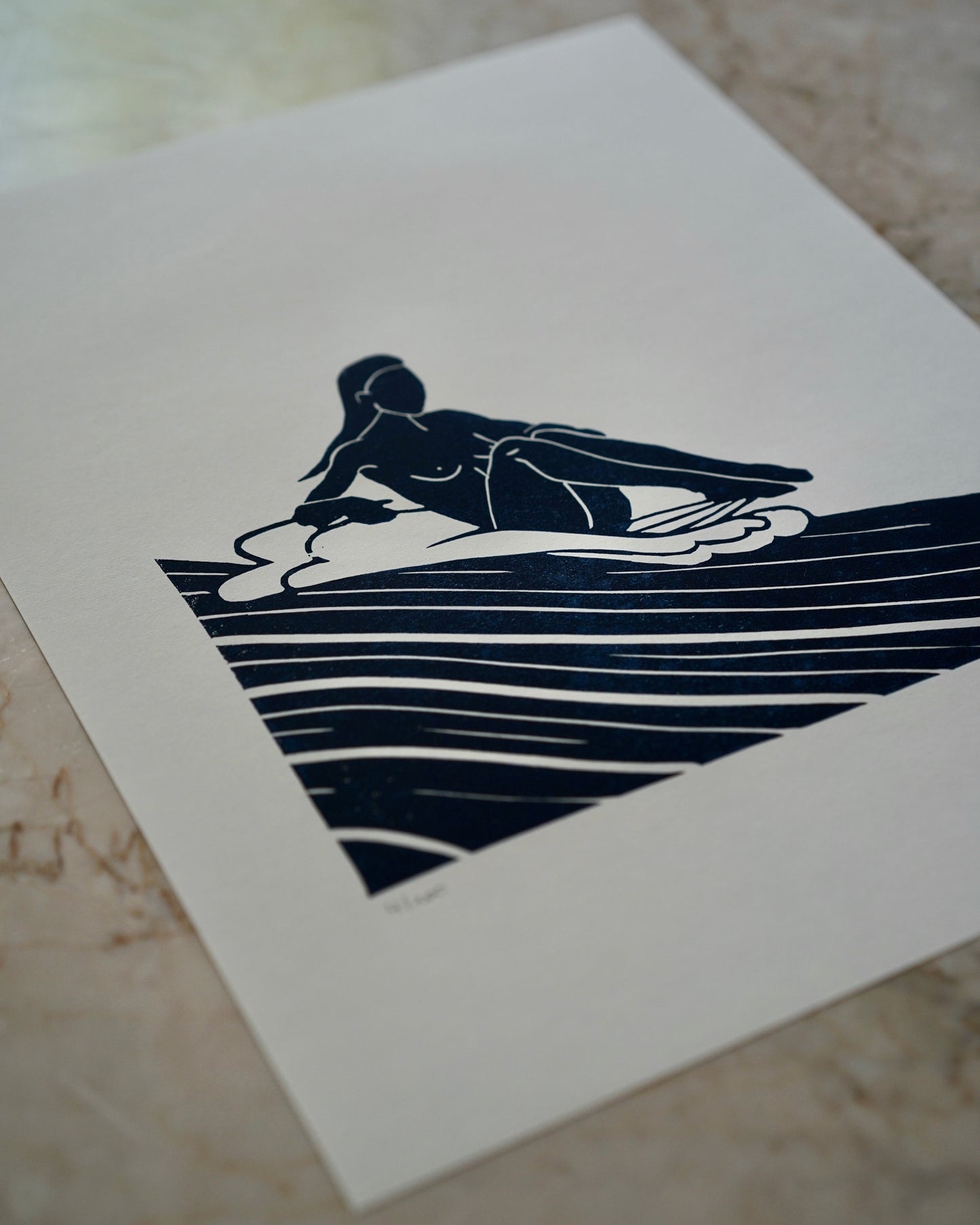 Affiche Surfeuse assise • A4 • Linogravure