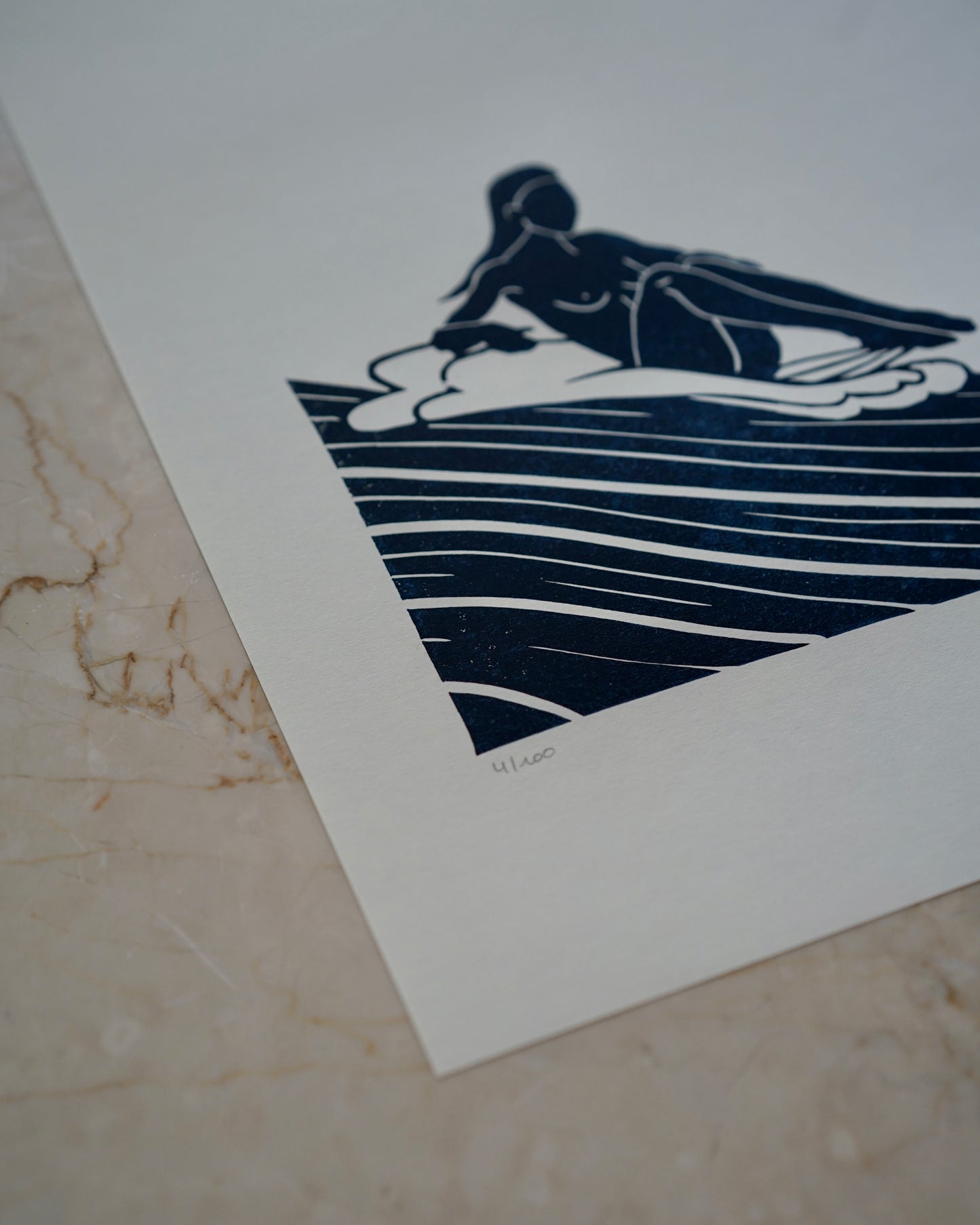Affiche Surfeuse assise • A4 • Linogravure
